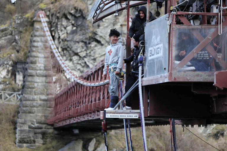 Teenager on Kawarau bungy platform