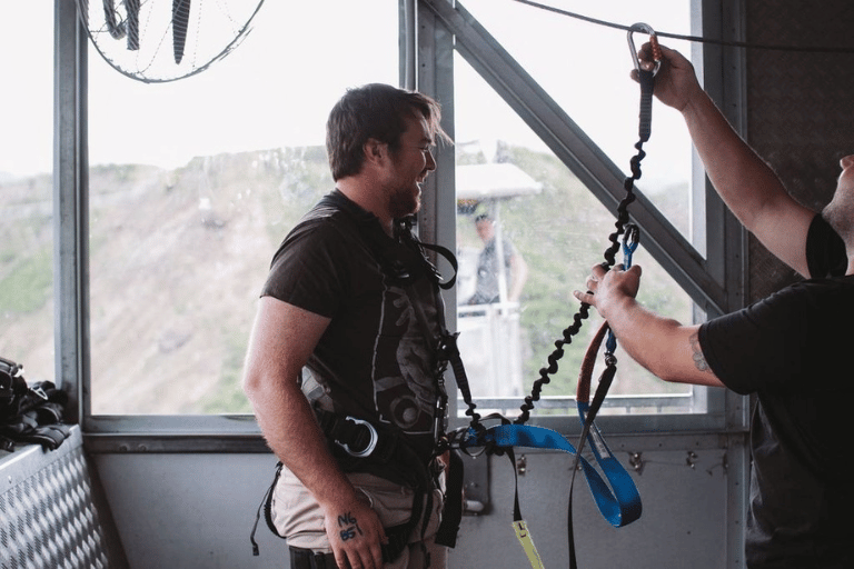 safety check on bungy carabiner