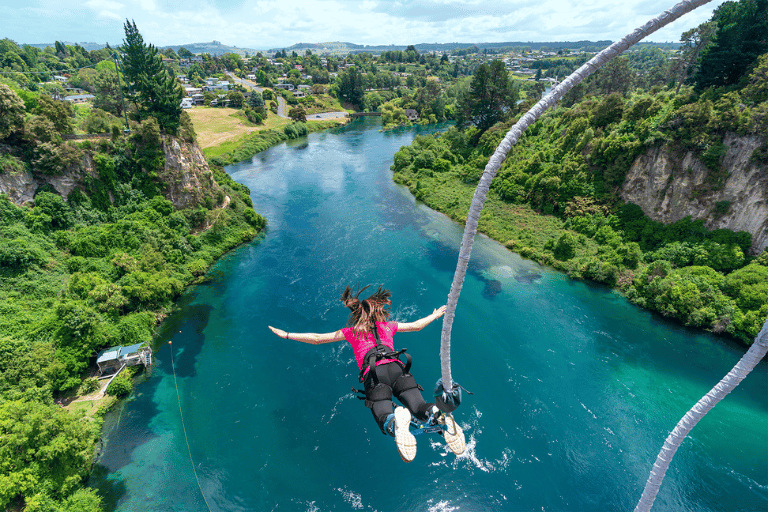 taupō bungy jump over the waikato river